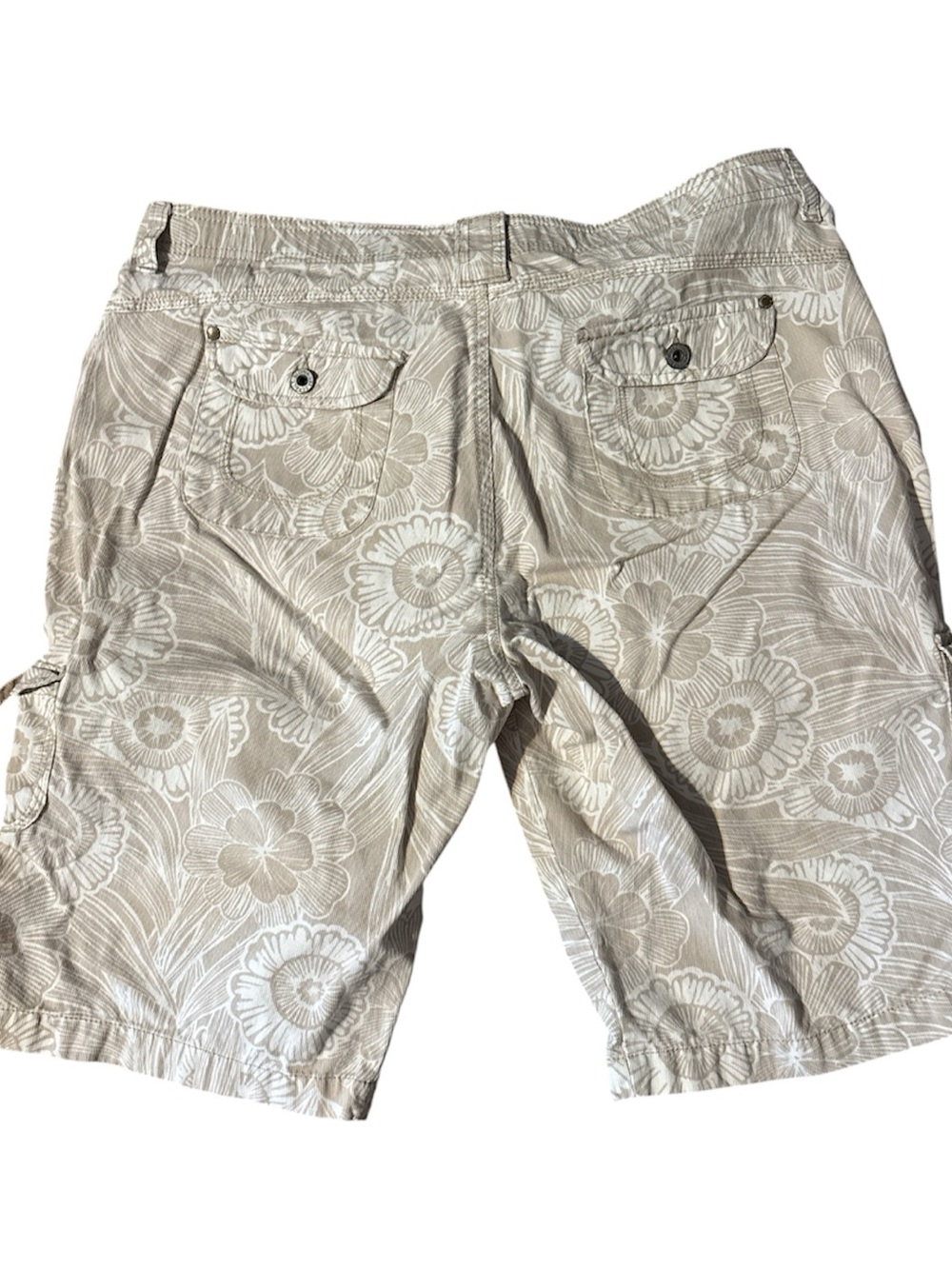 Beige Floral Cargo Shorts with Utility Pockets - Picture 2 of 4